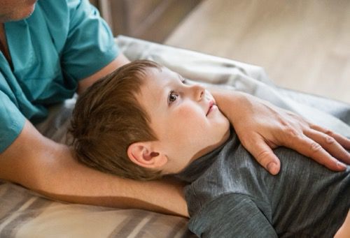 Informationsvideo zur Kursreihe Osteopathische Herangehensweisen an kinder- und jugendorthopädische Krankheitsbilder